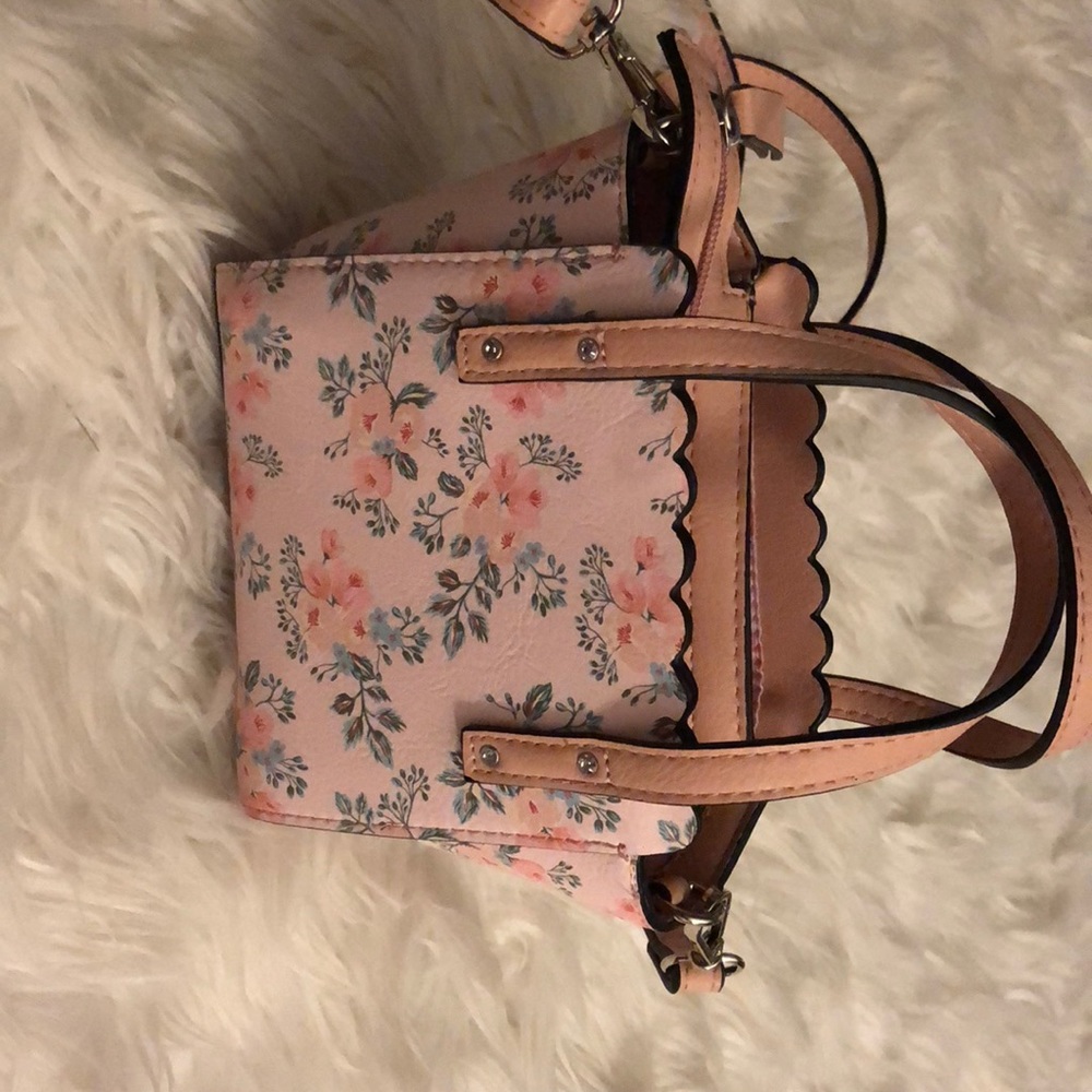A crossbody bag - Picture 5 of 6